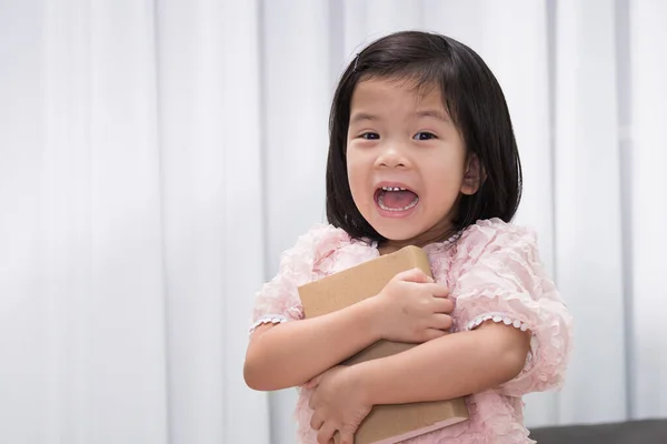 Mignonne Asiatique Fille Est Heureuse Obtenir Nouveau Livre Belle Enfant — Photo