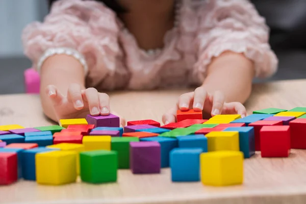 Mãos Das Crianças Estão Alcançando Dados Madeira Coloridos Jogar Como — Fotografia de Stock