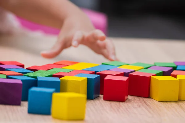 Bloc Cube Bois Coloré Sur Table Main Enfant Joue — Photo