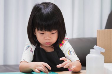 Anaokulu çocuğu el işi karton kutunun detaylarını yapıştırır. El yapımı yaratıcı bir çalışma. Çocukların yaratıcılığı projesi. El sanatları işe yarar. Çocuklar için el sanatları. Ev okulu.