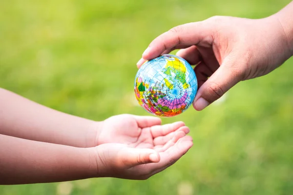 Les Mains Des Adultes Transmettent Monde Aux Mains Des Enfants — Photo