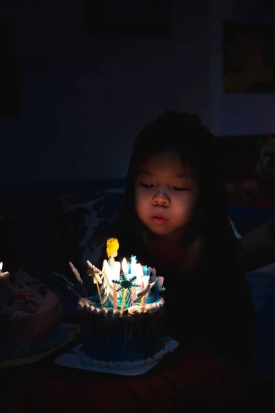 Концепция Празднования Дней Рождения Выдувания Торта Семья Выключила Свет Доме — стоковое фото