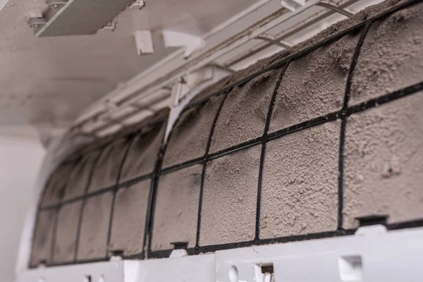 Kalın toz, eve yerleştirilen beyaz klimanın filtresine yerleşir..