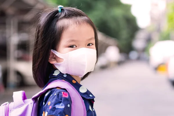 Boyutlu Tıbbi Maske Takan Mor Sırt Çantalı Küçük Bir Kız — Stok fotoğraf