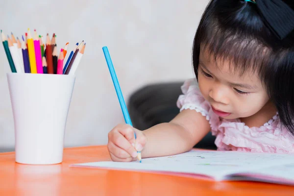 아시아 출신의 소녀가 자신의 임무를 열심히 수행하고 아이들은 앉아서 숙제를 — 스톡 사진