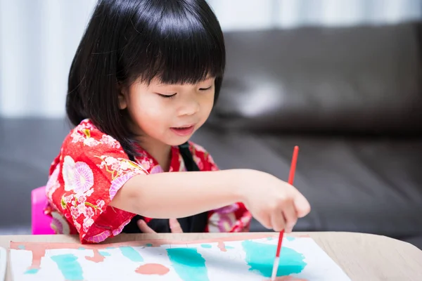 Potret Anak Anak Asia Dengan Kuas Cat Atas Kertas Putih — Stok Foto