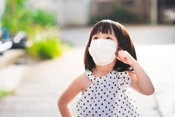 Seorang Gadis Cantik Mengenakan Masker Wajah Putih Higienis Berdiri Melihat — Stok Foto