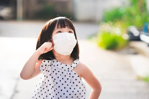 Αξιολάτρευτο Κορίτσι Που Φοράει Ιατρική Μάσκα Πάει Μια Βόλτα Έξω — Φωτογραφία Αρχείου