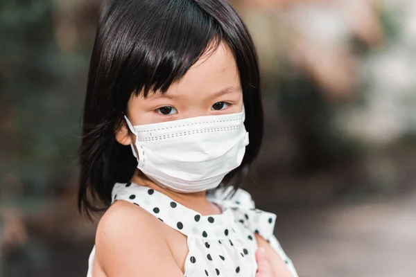 Coronavirus Covid Pm2 Toz Parçacıklarının Yayılmasını Önlemek Için Beyaz Maske — Stok fotoğraf