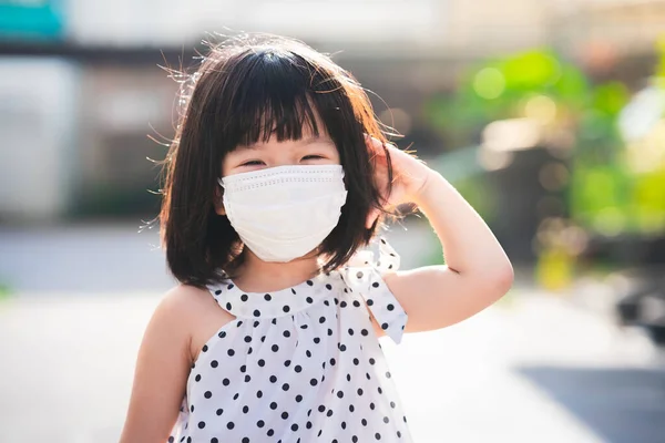 Ein Jähriges Mädchen Trägt Gesichtsmaske Süß Lächelndes Kind Morgen Spazieren — Stockfoto