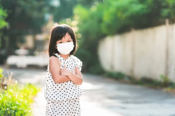 Αξιολάτρευτο Θηλυκό Παιδί Που Φοράει Λευκή Μάσκα Προσώπου Κοιτάζοντας Την — Φωτογραφία Αρχείου
