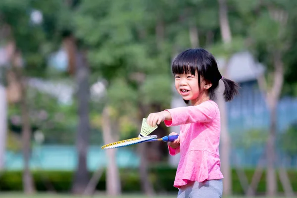 Senyum Manis Taman Kanak Kanak Gadis Mempersiapkan Diri Untuk Melayani — Stok Foto