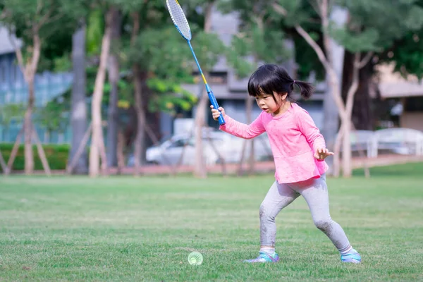 Aktive Vorschulmädchen Spielen Badminton Auf Dem Außenplatz Kinder Treiben Sport — Stockfoto