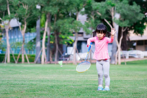 Ασιάτης Χαριτωμένο Κορίτσι Παίζει Μπάντμιντον Υγρό Πράσινο Γρασίδι Αθλητικό Κορίτσι — Φωτογραφία Αρχείου