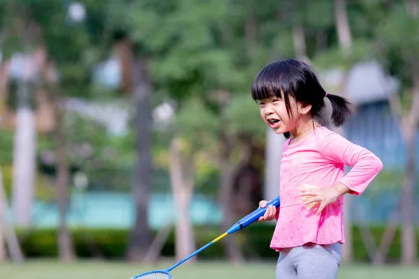 Closeup Cute Gadis Asia Kecil Memegang Raket Bulu Tangkis Luar — Stok Foto