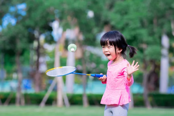 Gadis Kecil Aktif Dengan Raket Untuk Bulu Tangkis Anak Bersemangat — Stok Foto