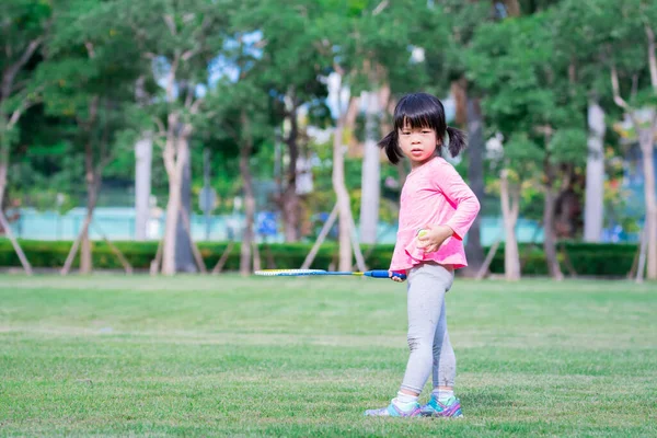 Vista Lateral Menina Asiática Praticar Esportes Grama Parque Exercício Infantil — Fotografia de Stock