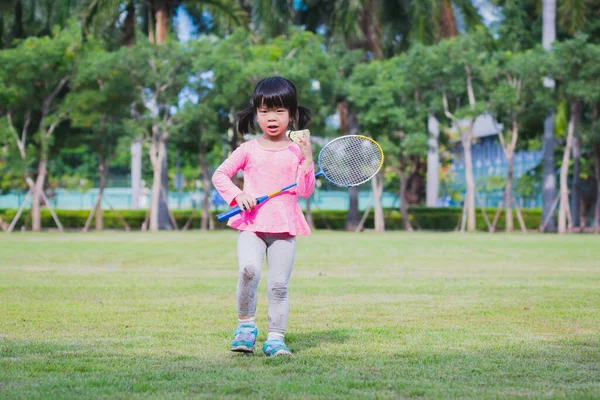 Charmig Liten Flicka Spelar Badminton Grön Naturpark Aktivt Barnhållande Oväsen — Stockfoto