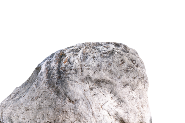 Kabataslak yüzeyli açık gri bir taşın ya da şeffaf arkaplanda izole edilmiş bir mineralin yakın çekimi. Güç ve saflığı sembolize eden, küçük nesneleri sergilemek için çarpıcı bir doğal podyum veya tasarım tabanı olarak mükemmel.