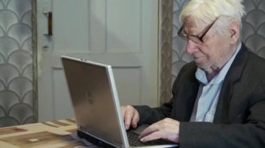 bilgisayar ile yaşlı adam