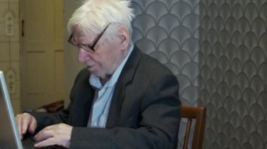 bilgisayar ile yaşlı adam