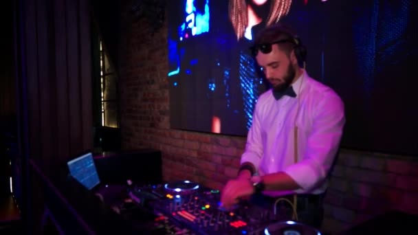 Dj em um conjunto de clube — Vídeo de Stock