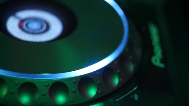 DJ dans un ensemble de club 