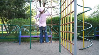 Çocuk bir bisiklet ile parka gidiyor