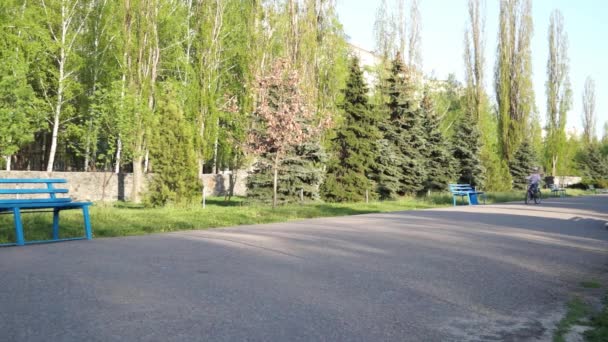 Enfant fait du vélo pour se garer — Video