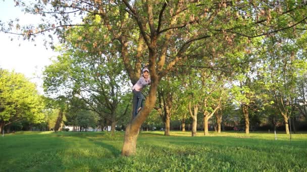 子供公園に自転車に乗る — ストック動画