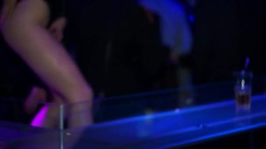 PJ gece kulübünde dans