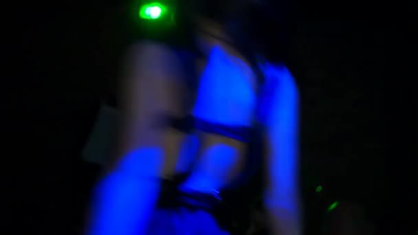 Taniec Pj w nocnym klubie — Wideo stockowe