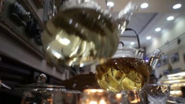 Sıcak çay fincan içine dökme