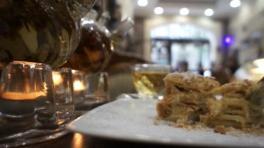 Sıcak çay fincan içine dökme