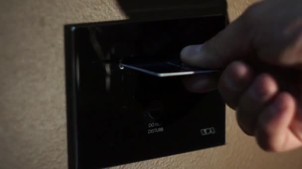 Abre uma porta do hotel com uma chave de cartão — Vídeo de Stock