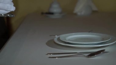 Garson ayar resmi yemek masası