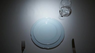 Garson ayar resmi yemek masası