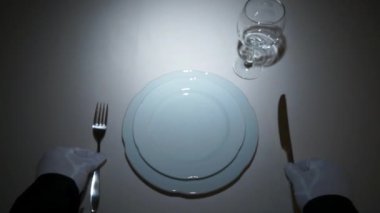Garson ayar resmi yemek masası