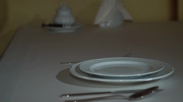 Garçom Definir mesa de jantar formal — Vídeo de Stock