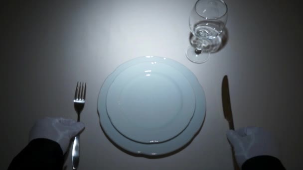 Cameriere impostazione formale tavolo da pranzo — Video Stock