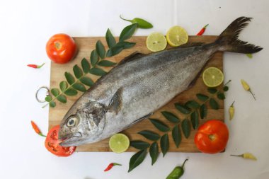 Taze Tereyağı Balığı / Amberjack Balık / Müttefik Kral Balığı (Seriola Dumerilli) otlar ve sebzelerle süslenmiş, beyaz arka plan..