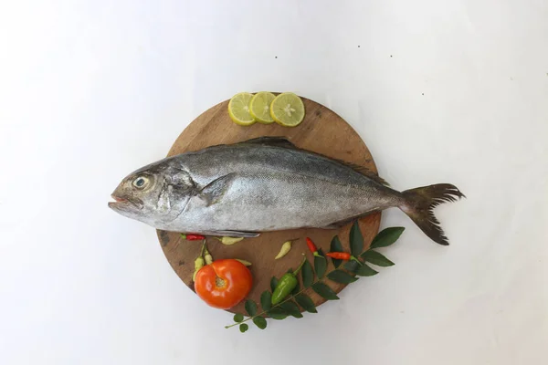 Taze Tereyağı Balığı / Amberjack Balık / Müttefik Kral Balığı (Seriola Dumerilli) otlar ve sebzelerle süslenmiş, beyaz arka plan..