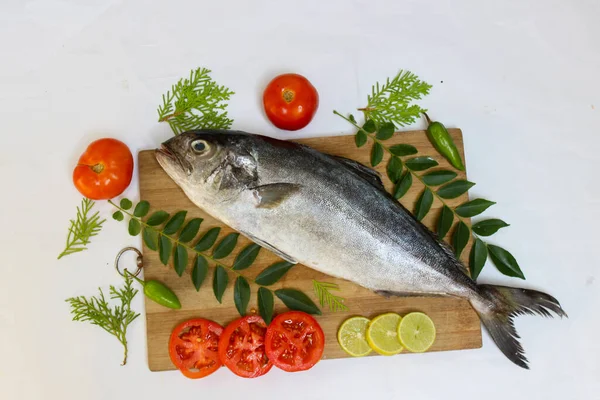 Taze Tereyağı Balığı / Amberjack Balık / Müttefik Kral Balığı (Seriola Dumerilli) otlar ve sebzelerle süslenmiş, beyaz arka plan..