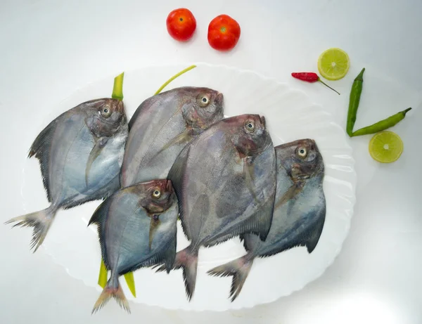 Primo Piano Pesce Pomfret Nero Decorato Con Verdure Erbe Piatto — Foto Stock