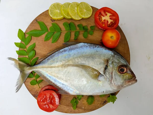 Närbild Färska Malabar Trevally Fisk Dekorerad Med Curryblad Tomat Citronskiva — Stockfoto