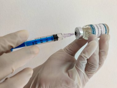 Corona virüsü için SARS-Cov-2 aşısı kavramı. Beyaz arkaplan, Seçici Odaklanma.