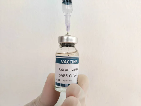 Corona virüsü için SARS-Cov-2 aşısı kavramı. Beyaz arkaplan, Seçici Odaklanma.
