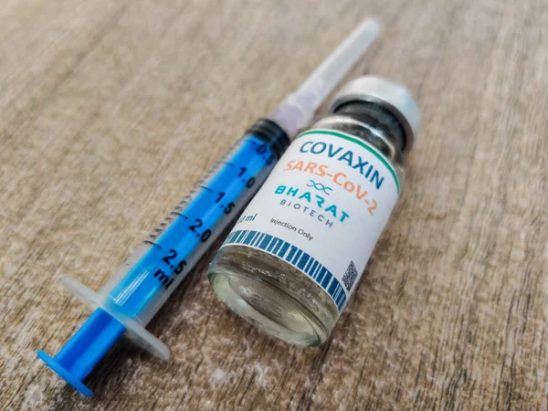 Corona virüsü pandemisi için Bharat biyoloji teknolojisi tarafından yapılan SARS-CoV2 aşısı kavramı. Beyaz arkaplan, Seçici Odaklanma.