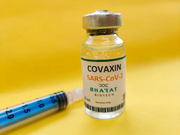 Corona virüsü pandemisi için Bharat biyoloji teknolojisi tarafından yapılan SARS-CoV2 aşısı kavramı. Sarı arka plan, Seçici Odaklanma.