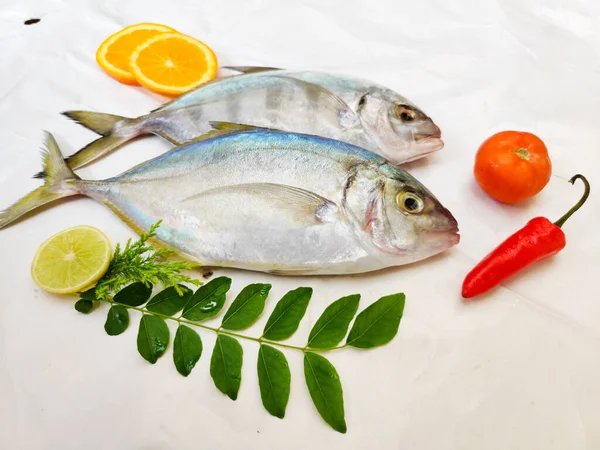 Φρέσκα Ψάρια Malabar Trevally Διακοσμημένα Βότανα Και Φρούτα Απομονωμένα Λευκό — Φωτογραφία Αρχείου